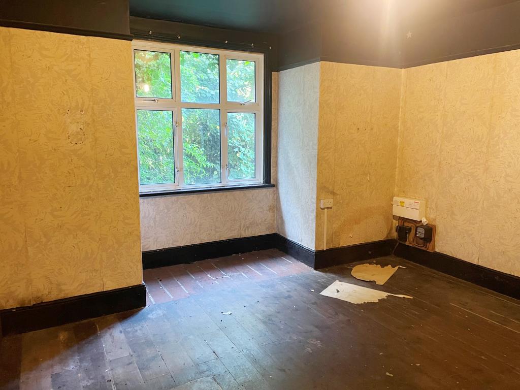 Lot: 123 - HOUSE ARRANGED AS TWO FLATS WITH LARGE GARDENS - Ground floor main bedroom with view over rear garden
